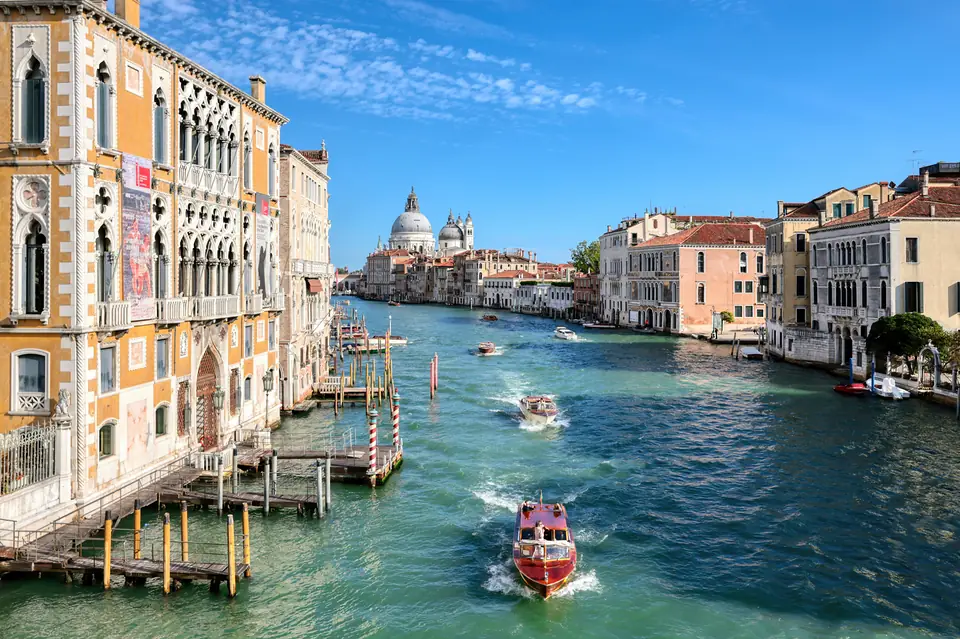 Il Canal Grande dal Ponte dell’Accademia, con la Salute in fondo